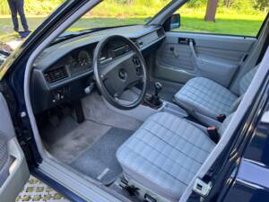 Image 10/15 de Mercedes-Benz 190 E 2.6 (1990)