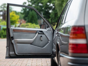 Image 20/66 of Mercedes-Benz 200 TE (1989)