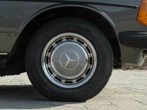 Afbeelding 13/50 van Mercedes-Benz 240 D (1980)