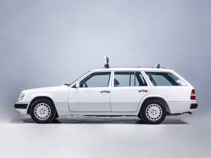 Immagine 9/40 di Mercedes-Benz 300 TE (1991)