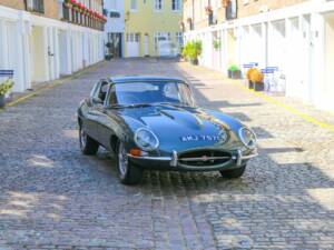 Immagine 2/50 di Jaguar E-Type 4.2 (1965)