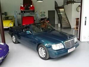 Bild 3/26 von Mercedes-Benz E 220 (1996)