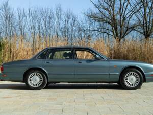 Bild 4/50 von Jaguar XJ 8 Executive (1997)