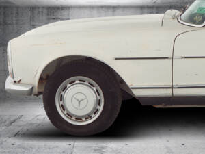 Image 24/35 of Mercedes-Benz 280 SL (1968)