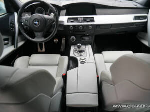 Image 5/22 of BMW M5 (2005)