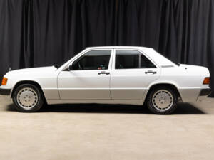 Image 24/78 de Mercedes-Benz 190 E 1.8 (1992)