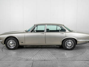 Image 9/50 de Jaguar XJ 12 L (1975)