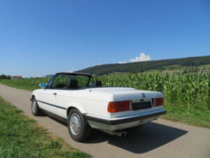 Image 2/22 of BMW 320i (1989)