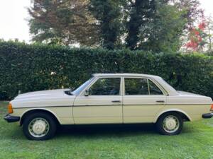 Image 2/23 of Mercedes-Benz 230 E (1981)