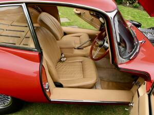 Image 21/50 de Jaguar E-Type (1968)