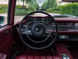 Image 13/21 of Mercedes-Benz 280 SL (1970)