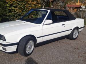 Image 18/55 of BMW 320i (1991)
