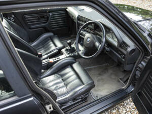 Bild 2/50 von BMW 325i Touring (1990)