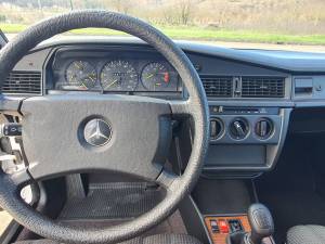 Image 22/50 de Mercedes-Benz 190 E (1987)