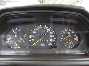 Image 17/33 of Mercedes-Benz 300 CE (1988)