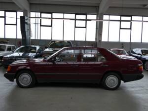 Immagine 26/42 di Mercedes-Benz 200 D (1987)