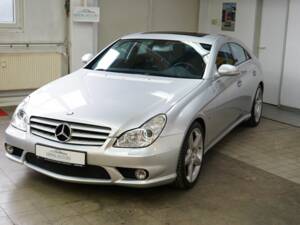 Immagine 8/34 di Mercedes-Benz CLS 55 AMG (2005)