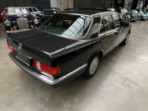 Image 29/31 of Mercedes-Benz 300 SE (1989)