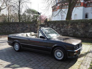Image 2/40 of BMW 325i (1986)