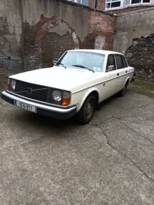 Image 2/8 of Volvo 244 DL (1976)