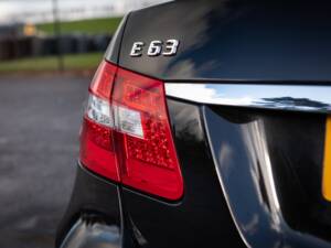 Image 7/50 de Mercedes-Benz E 63 AMG (2011)