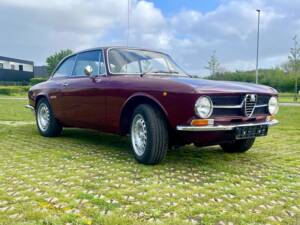 Image 4/37 de Alfa Romeo Giulia 1600 GT Junior (1974)