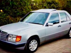 Immagine 5/19 di Mercedes-Benz E 200 (1993)