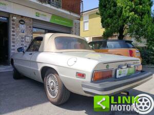 Image 6/10 de Alfa Romeo Spider Veloce 2000 (1981)