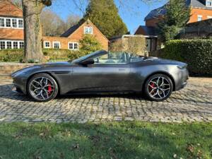 Image 6/40 de Aston Martin DB 11 Volante (2018)