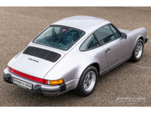 Image 9/32 de Porsche 911 Carrera 3.2 &quot;25 years 911&quot; (1988)