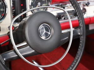 Image 15/32 of Mercedes-Benz 280 SL (1970)