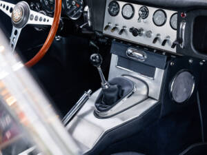 Image 17/42 of Jaguar E-Type 3.8 (1963)