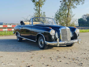 Immagine 8/49 di Mercedes-Benz 220 S Cabriolet (1958)