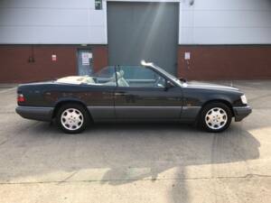 Image 2/7 of Mercedes-Benz E 320 (1995)