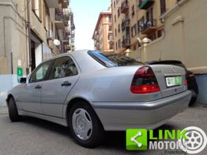 Image 2/10 of Mercedes-Benz C 180 (1998)