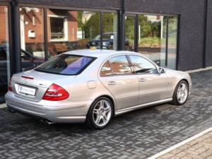 Image 5/84 de Mercedes-Benz E 55 AMG (2002)