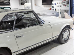 Image 8/74 of Mercedes-Benz 280 SL (1969)