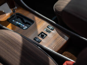Image 32/40 of Mercedes-Benz 300 CE (1987)