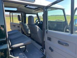 Image 14/47 de Land Rover Defender 110 Td5 (2000)