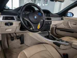 Image 18/31 of BMW 320i (2008)