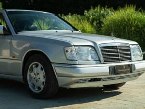 Image 19/50 de Mercedes-Benz E 200 (1995)