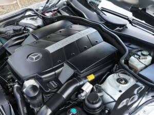 Image 24/50 of Mercedes-Benz SL 55 AMG (2004)