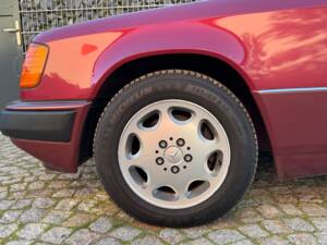 Immagine 9/75 di Mercedes-Benz 230 E (1992)