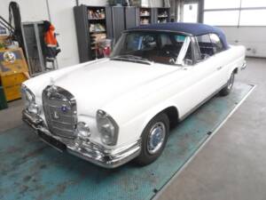 Bild 2/50 von Mercedes-Benz 220 SE b (1963)