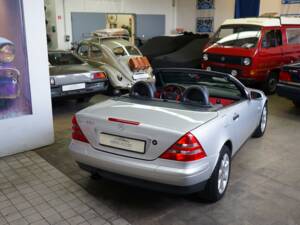 Image 18/40 of Mercedes-Benz SLK 230 Kompressor (1999)