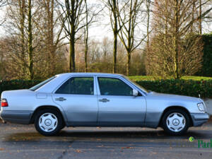 Image 6/39 of Mercedes-Benz 200 D (1993)