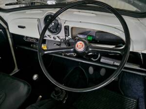 Image 13/15 of Morris Minor 1000 Traveller (1971)