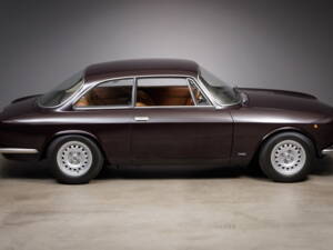 Immagine 6/35 di Alfa Romeo Giulia 1300 GT Junior (1973)