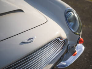 Image 22/42 of Aston Martin DB 6 Mk II Volante (1970)