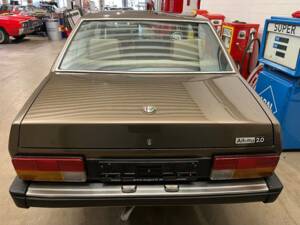 Bild 16/18 von Alfa Romeo Alfetta 2.0 (1982)